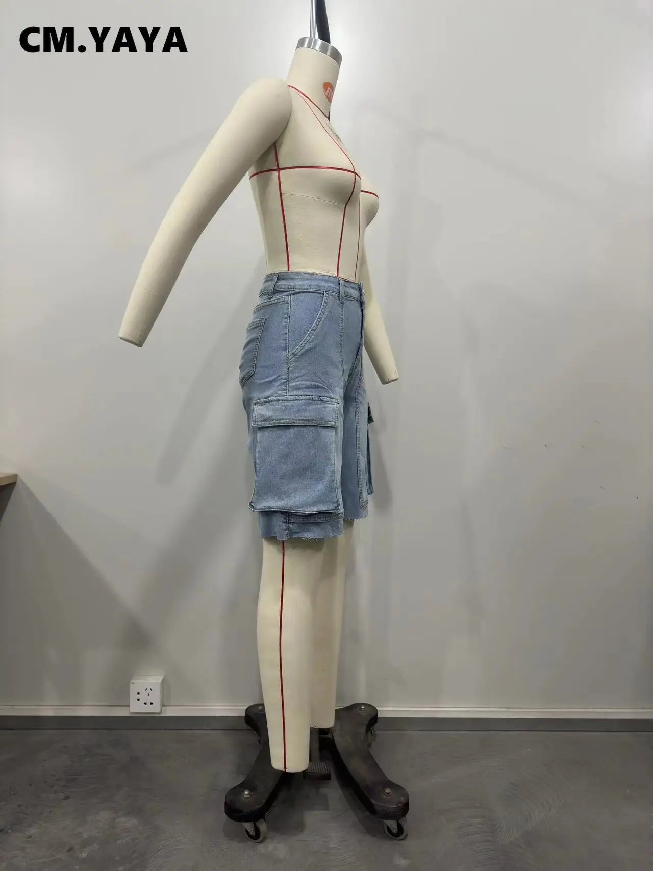 CM.YAYA Women Fashion Pocket Side Straight Knee Length Cargo Jeans 2025 Summer Party Street Short Pants
