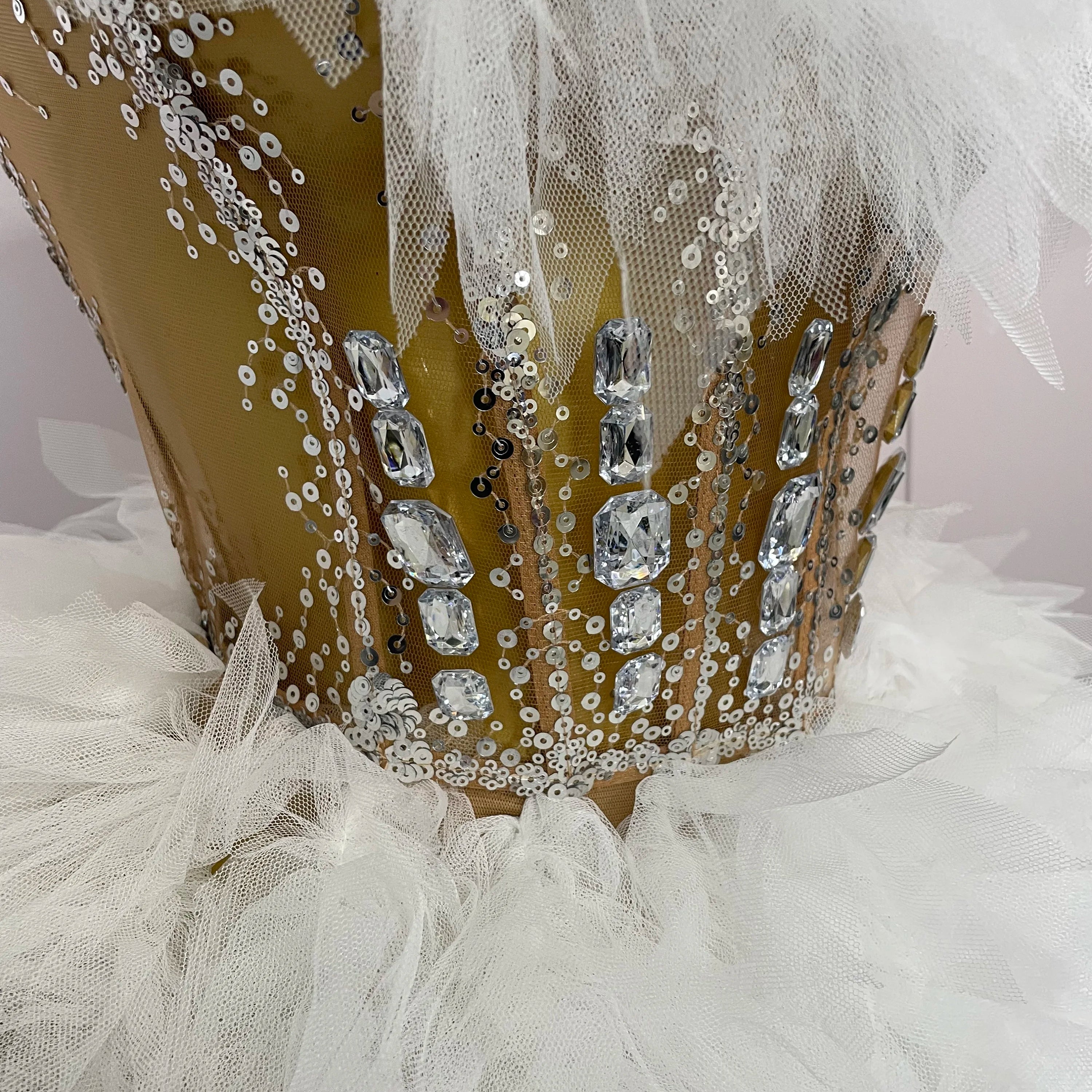 2025Women Sexy Backless Strap Mesh Fluffy Skirt 2 Pieces Diamond Sequins Stage Performance Costume Birthday Party Shooting Dress