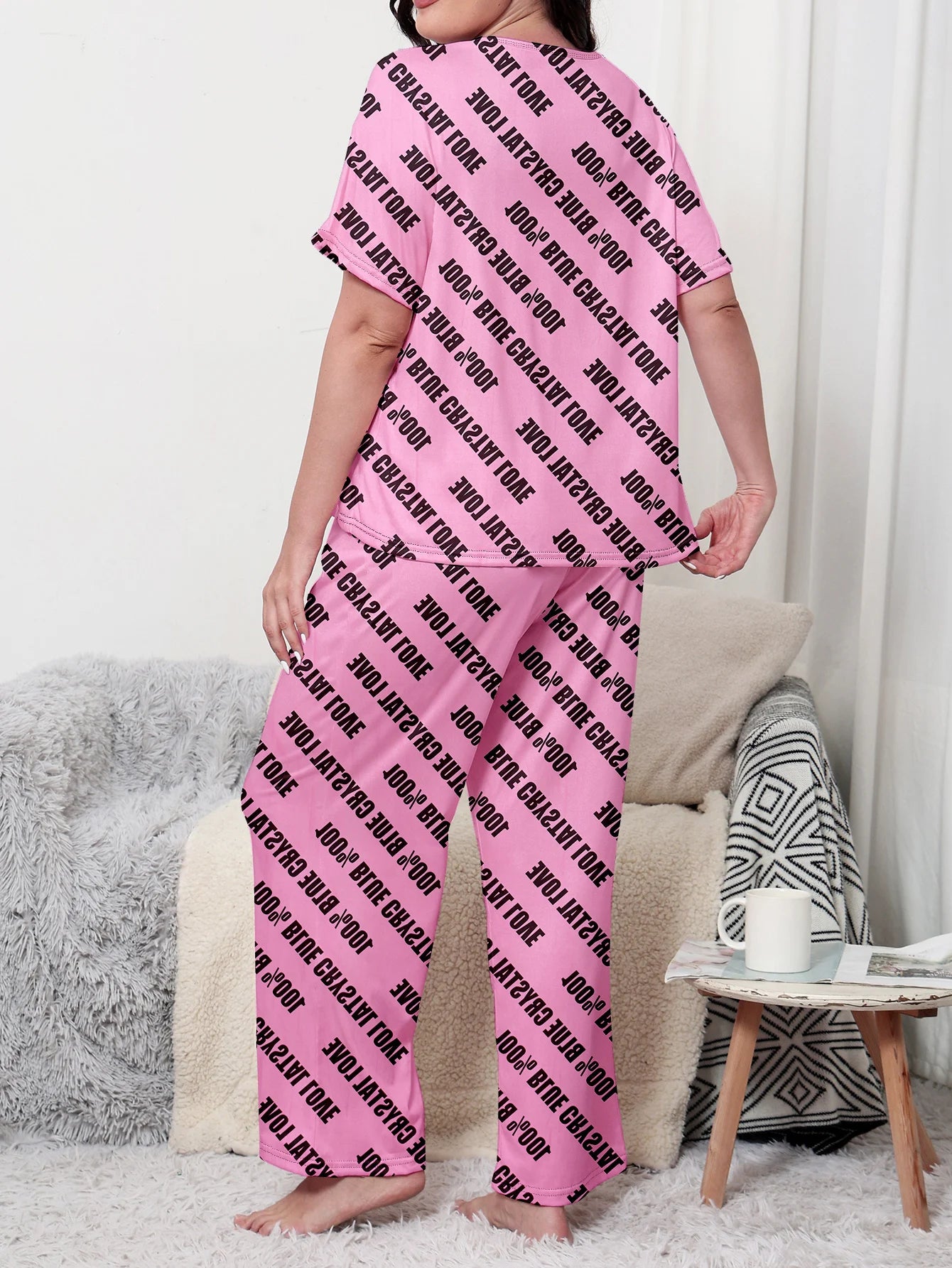 Plus size pajama set, short sleeved and long pants, comfortable and slightly loose. Home wear can be worn externally in sizes