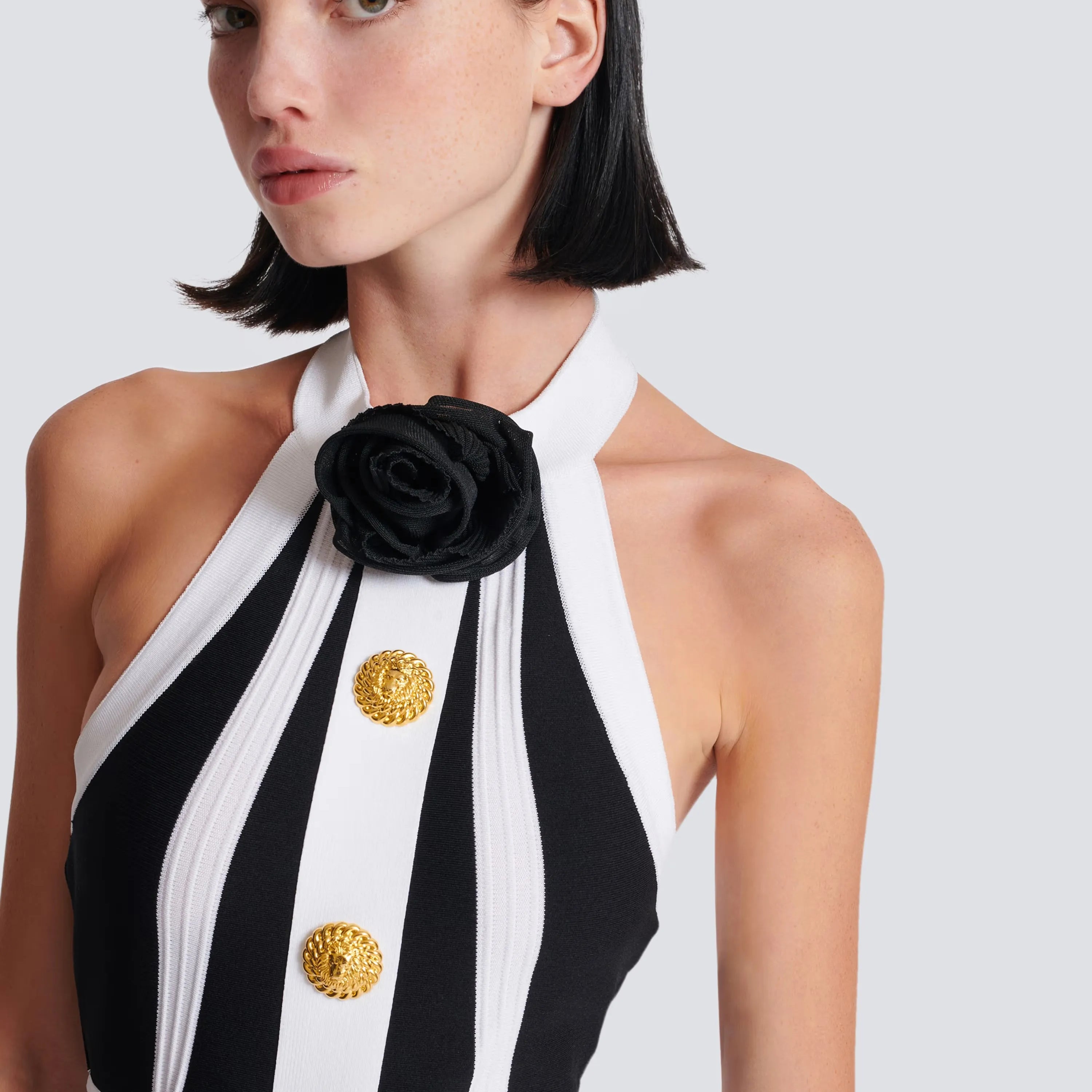 2022 New Gloden Buttons Flower Halter Sleeveless White Patchwork Black Mini Evening Dress Graceful Woman Evening Party Outfit