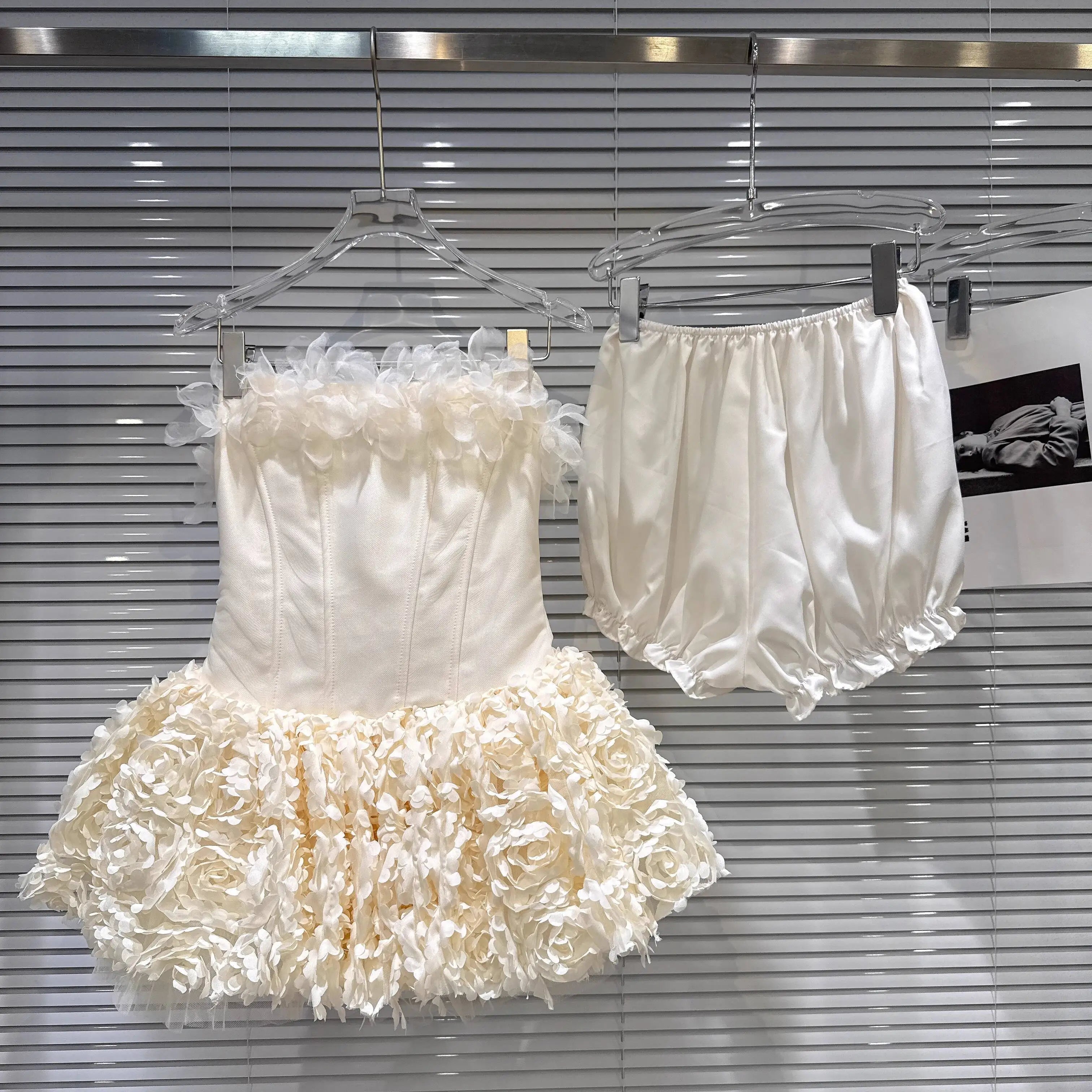 Winter New Sweet Temperament Chiffon Three-Dimensional Flower Fishbone Dresses For Women With Shorts Dress 11A07753 Creamy-white