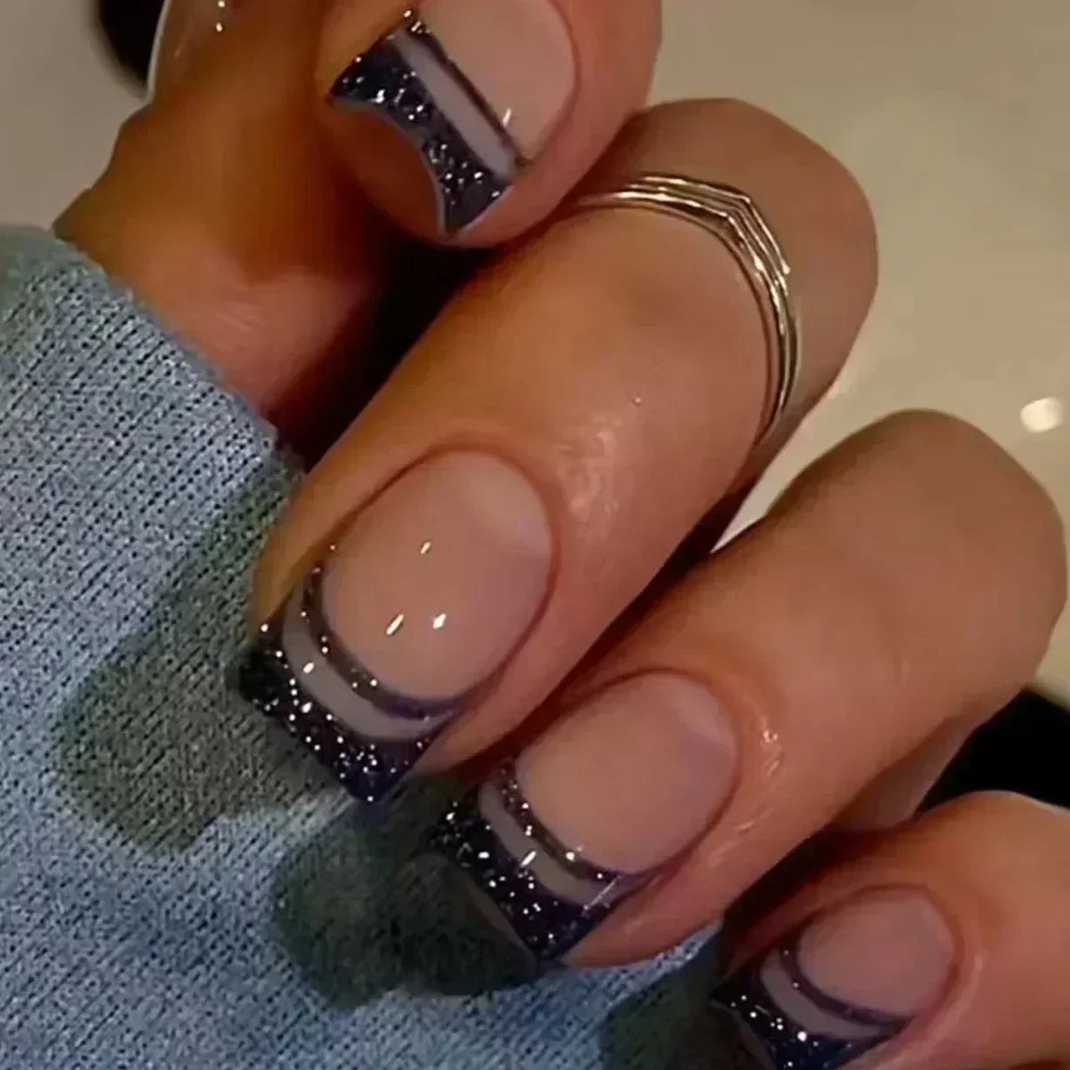 24Pcs Medium Short Square False Nails Glittering Nail Art White Wearable Fake Nail Silver French Full Cover Press on Nail Tips 22