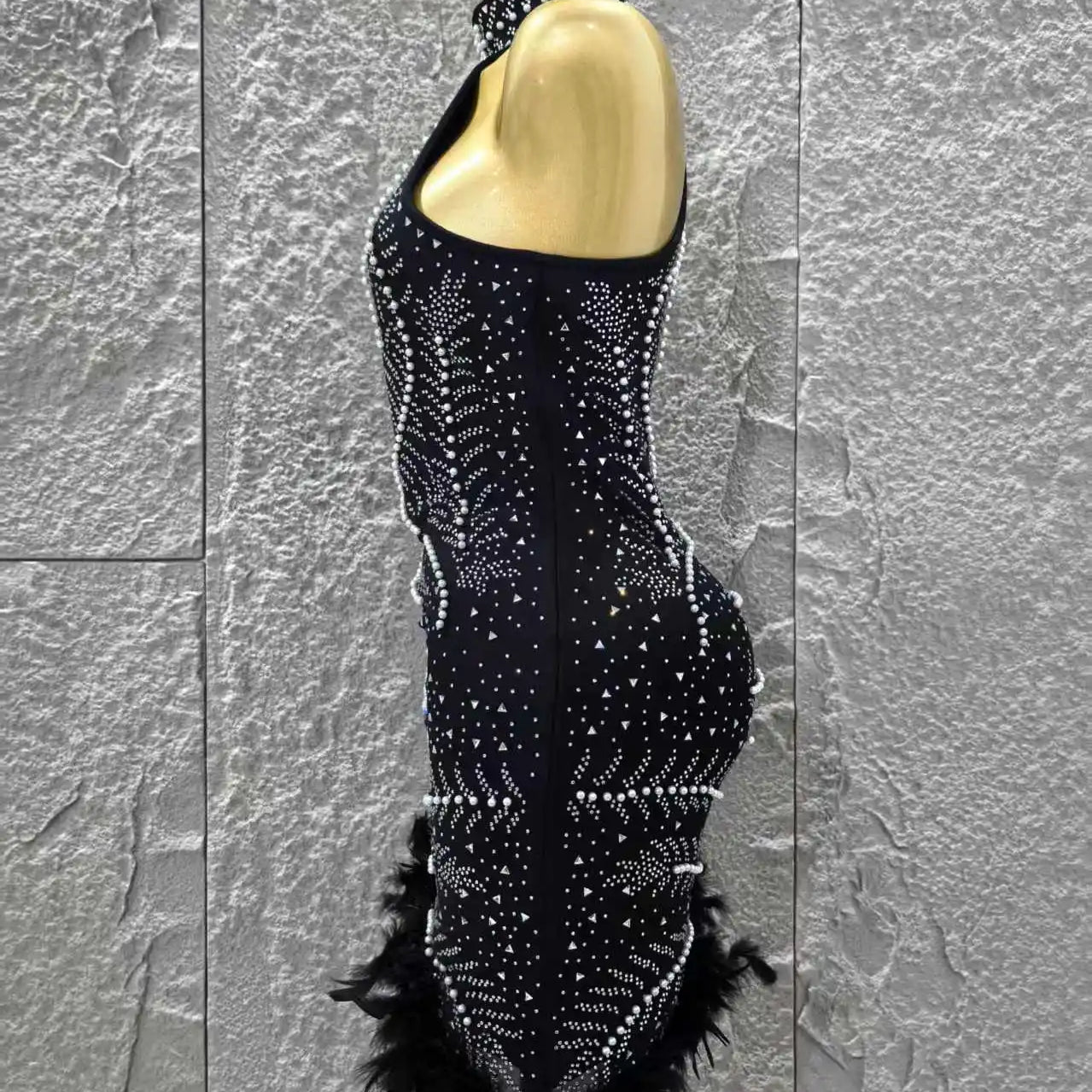 Black Color Women Sexy Off the Shoulder Shinning Rhinestones Bodycon Mini Bandage Dress Feathers Celebrate Evening Party Outfit