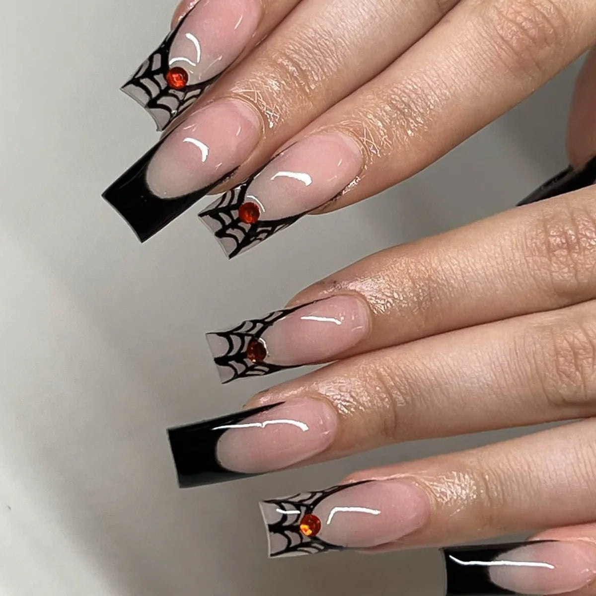 24pcs Sliver Spider Design Fake Nail Heavy Metal Halloween False Nail Tips Full Cover Wearable Black Cool Almond Press on Nails W5