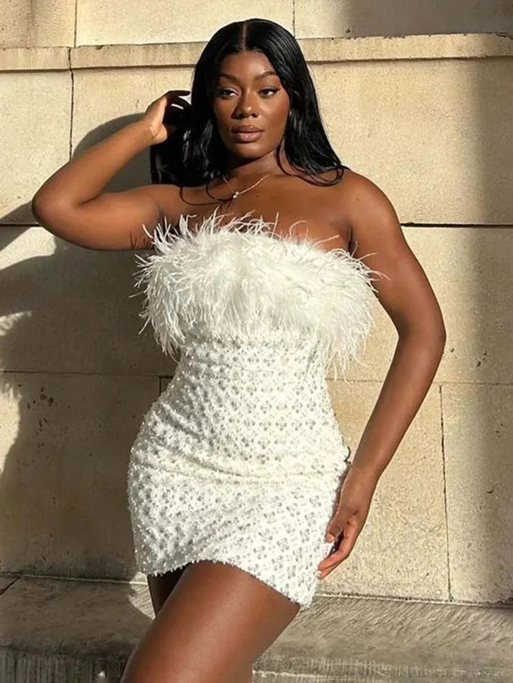 2024 New Summer White Color Women Sexy Sttrapless Bodycon Mini Dress Feathers Rhinestones Celebrate Birthday Girls' Cute Dress