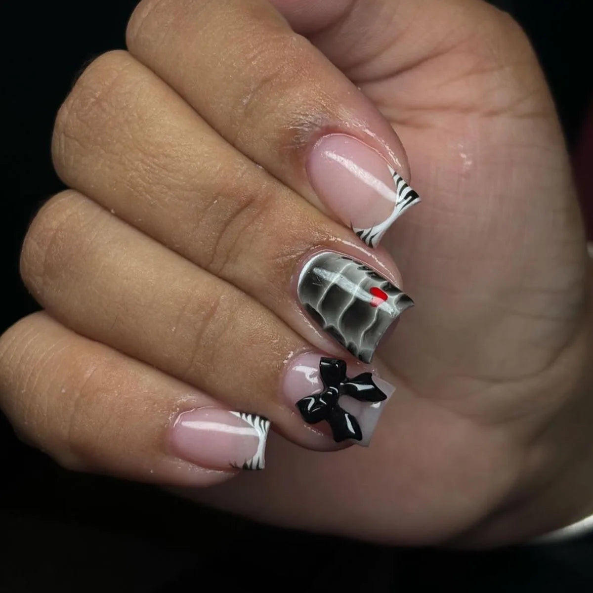 24Pcs Zebra Stripe French 3D Black Bow False Nails Short Square Press on Fake Nails Crocodile Grain Heart Wearable Manicure Tips JML066