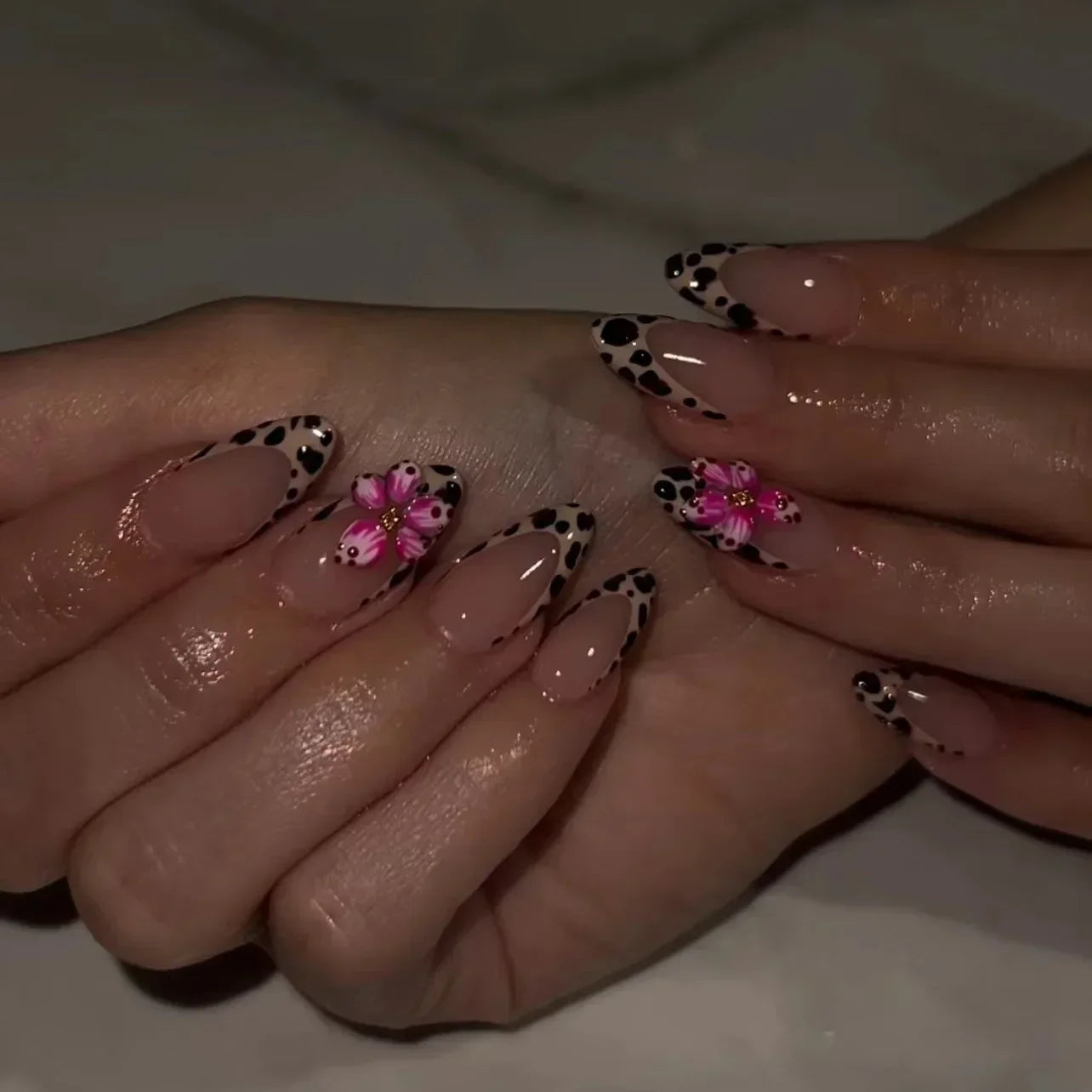 24pcs Leopard Print Almond Fake Press on Nails with Mini Flower Acrylic Fake Nails Retro Sweet Cool Design Press Ons French Nail 9