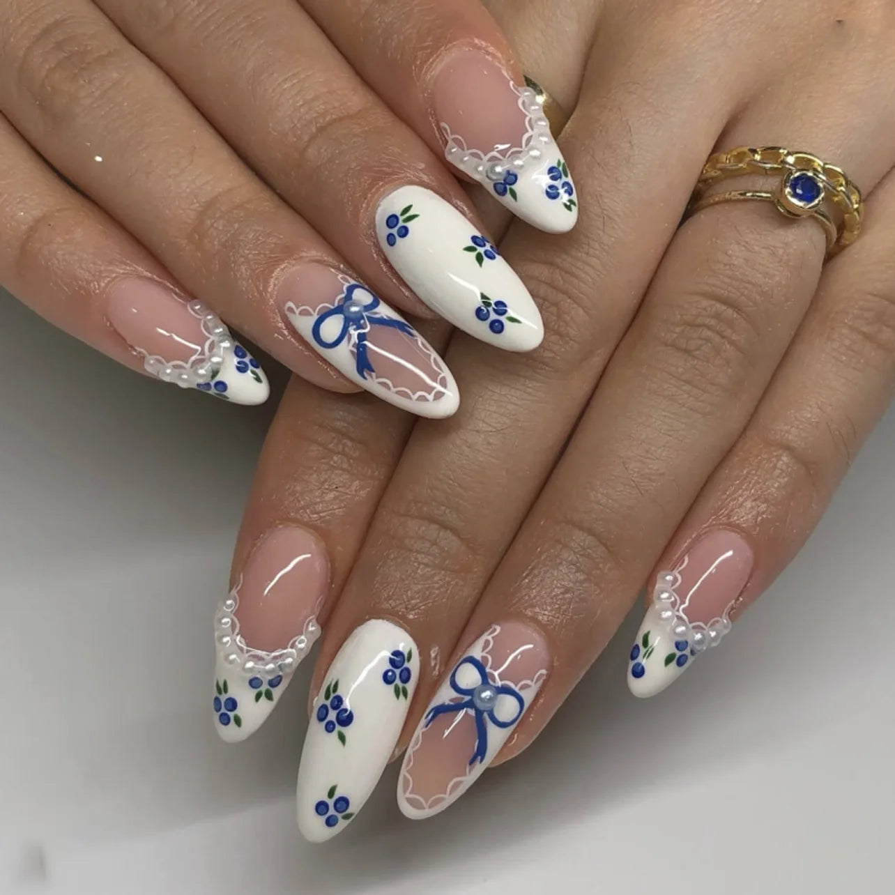 24pcs Glossy White Almond Fake Nails Blueberry Print Blue Bowknots French Style Press On Nails Pearl Decor Spring False Nail Y1