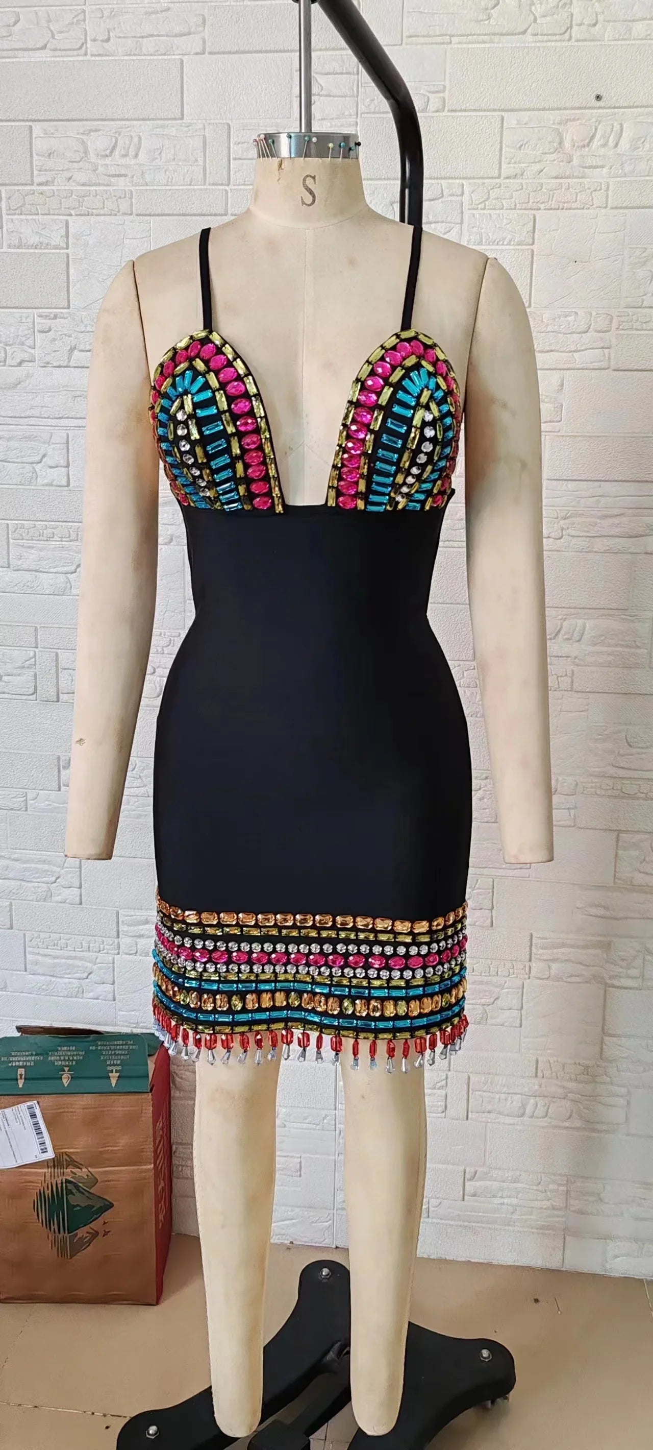New Spring Women Sleeveless Sexy V-Neck Bodycon Midi Bandage Dress Colorful Crystal Nightclub Party Celebrate Dress