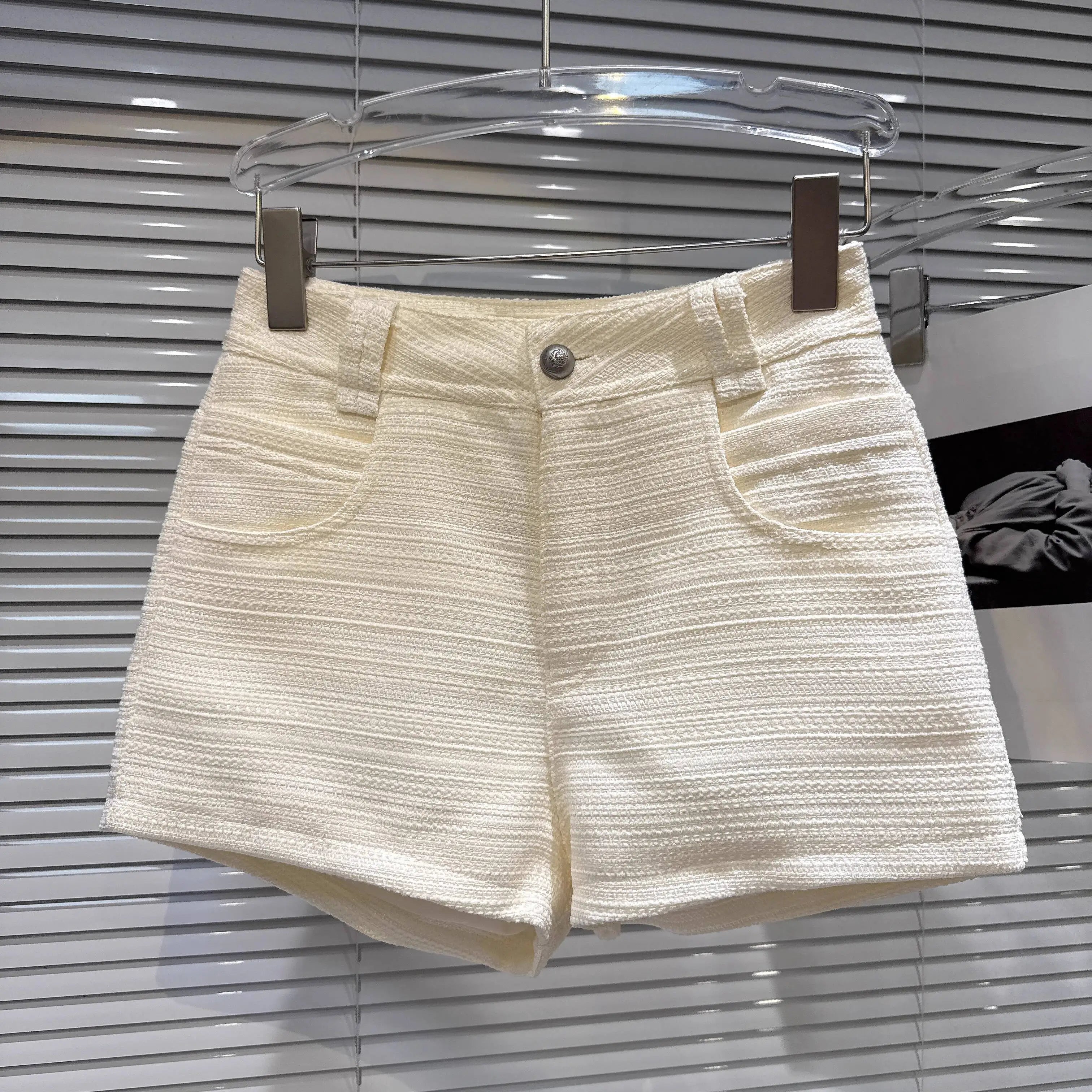 Winter New Sweet Temperament Solid Color Woven Woolen Shorts For Women Casual Solid Color Boot Short Pants 11A07806 Creamy-white