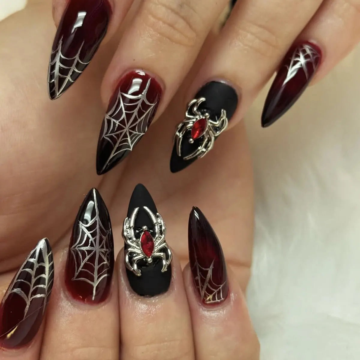 24pcs Sliver Spider Design Fake Nail Heavy Metal Halloween False Nail Tips Full Cover Wearable Black Cool Almond Press on Nails W3