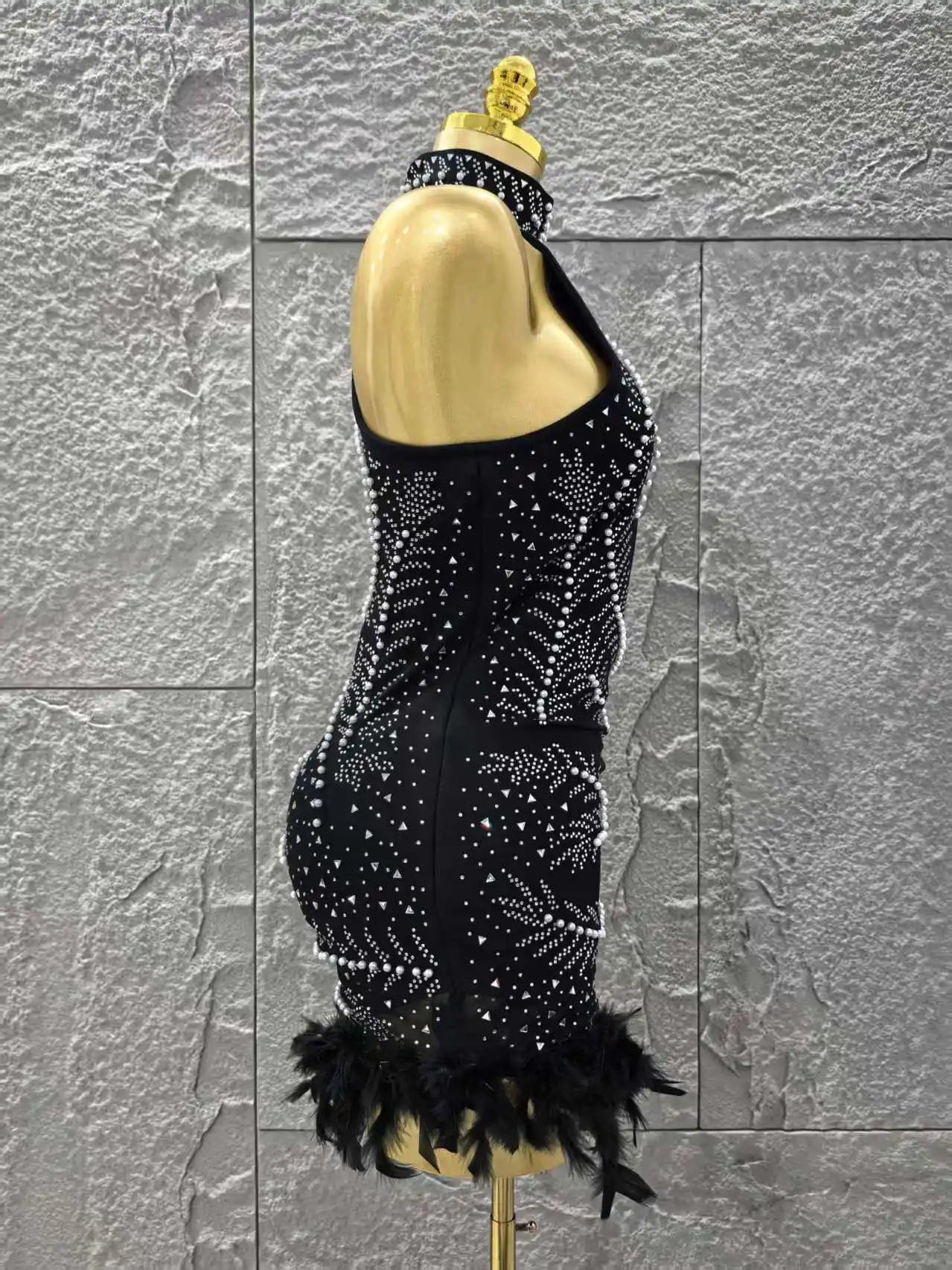 Black Color Women Sexy Off the Shoulder Shinning Rhinestones Bodycon Mini Bandage Dress Feathers Celebrate Evening Party Outfit