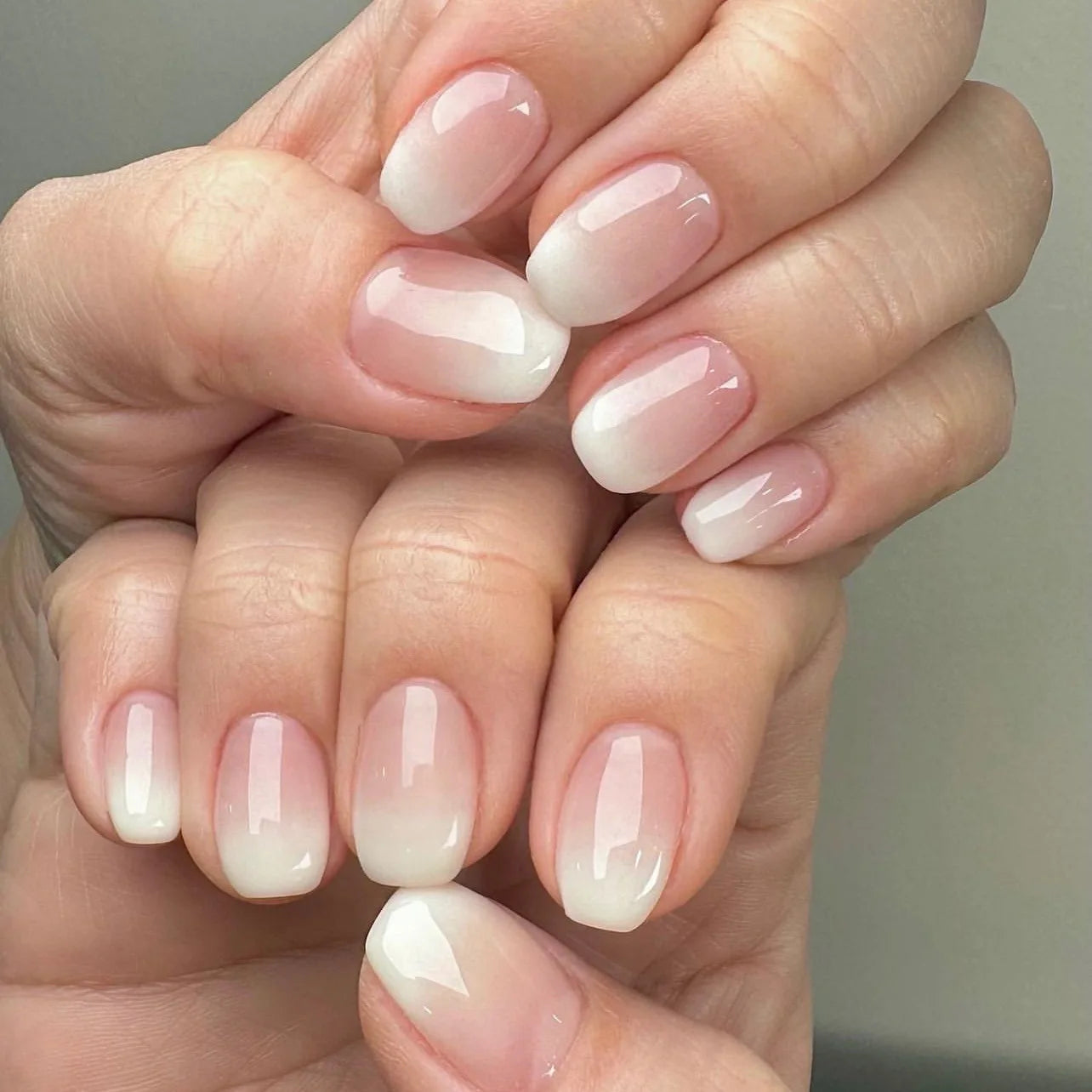 24Pcs Short Square Press on Fake Nails Simple Gradient White Nude Pink False Nails Wearable French Full Cover Nail Art Tips 3578