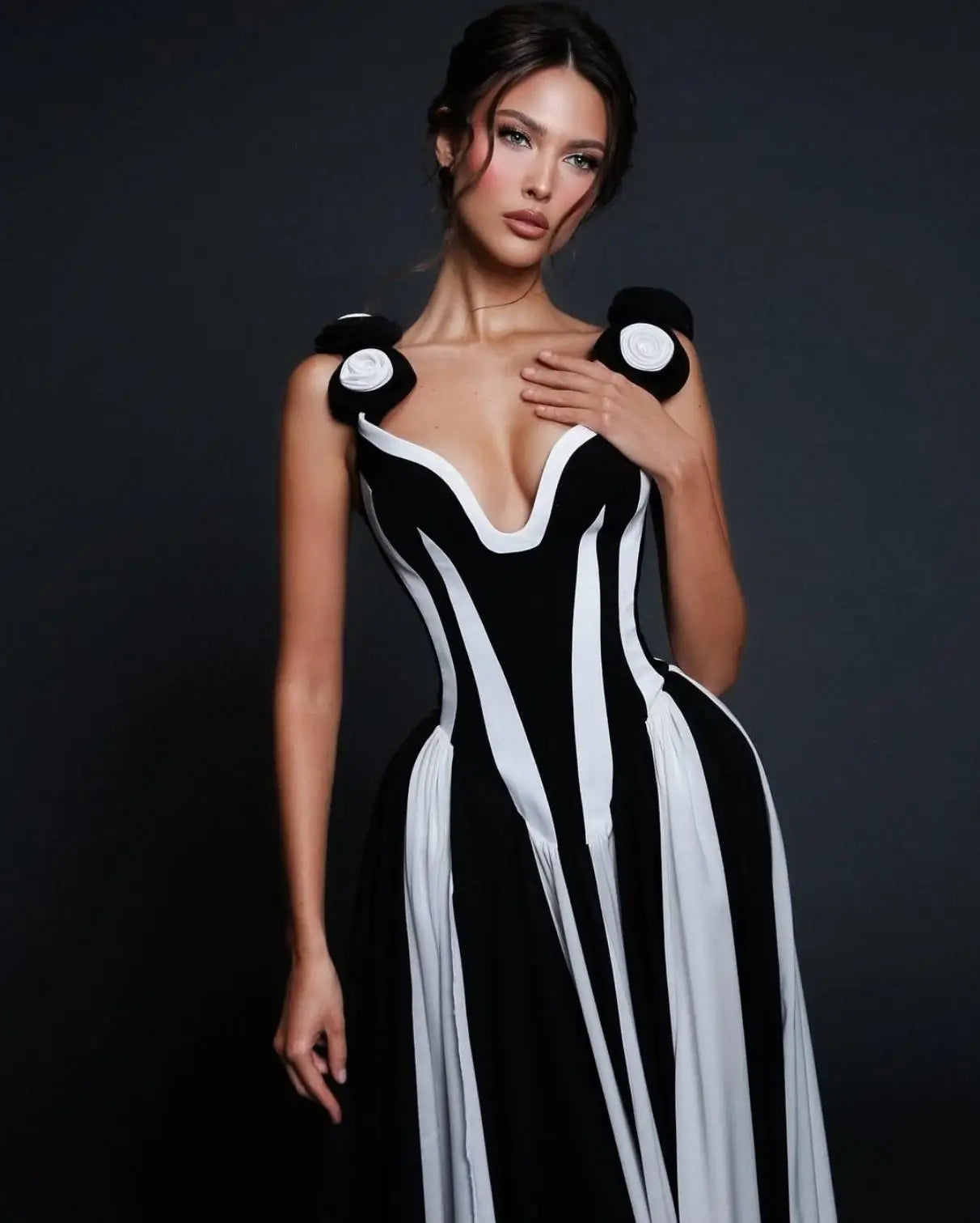 2025 Stereoscopic Flowers sleeveless White and Black Bandage long Dress Woman Holiday Party Vestido Celebrity Party outfit！