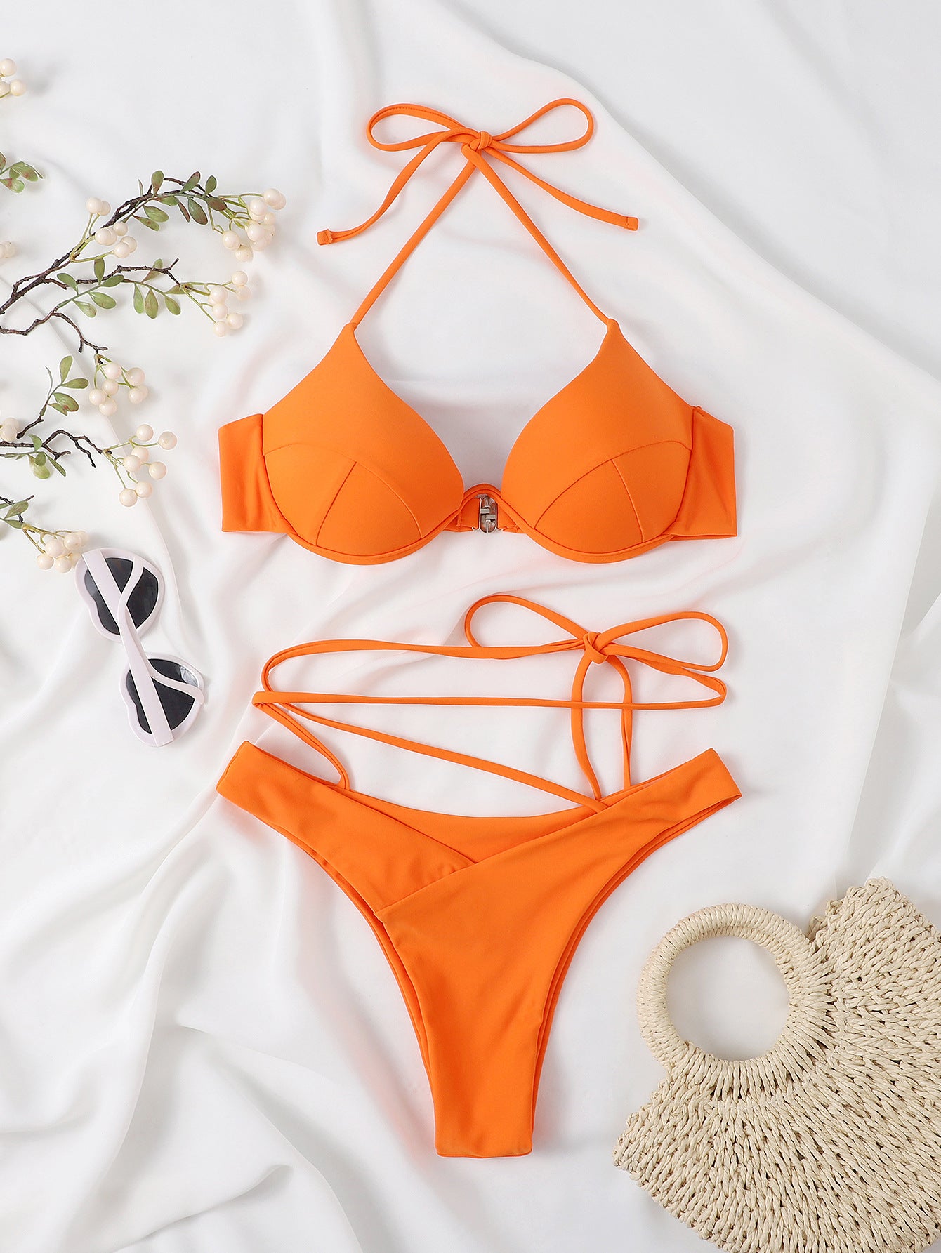 Set bikini diviso da donna