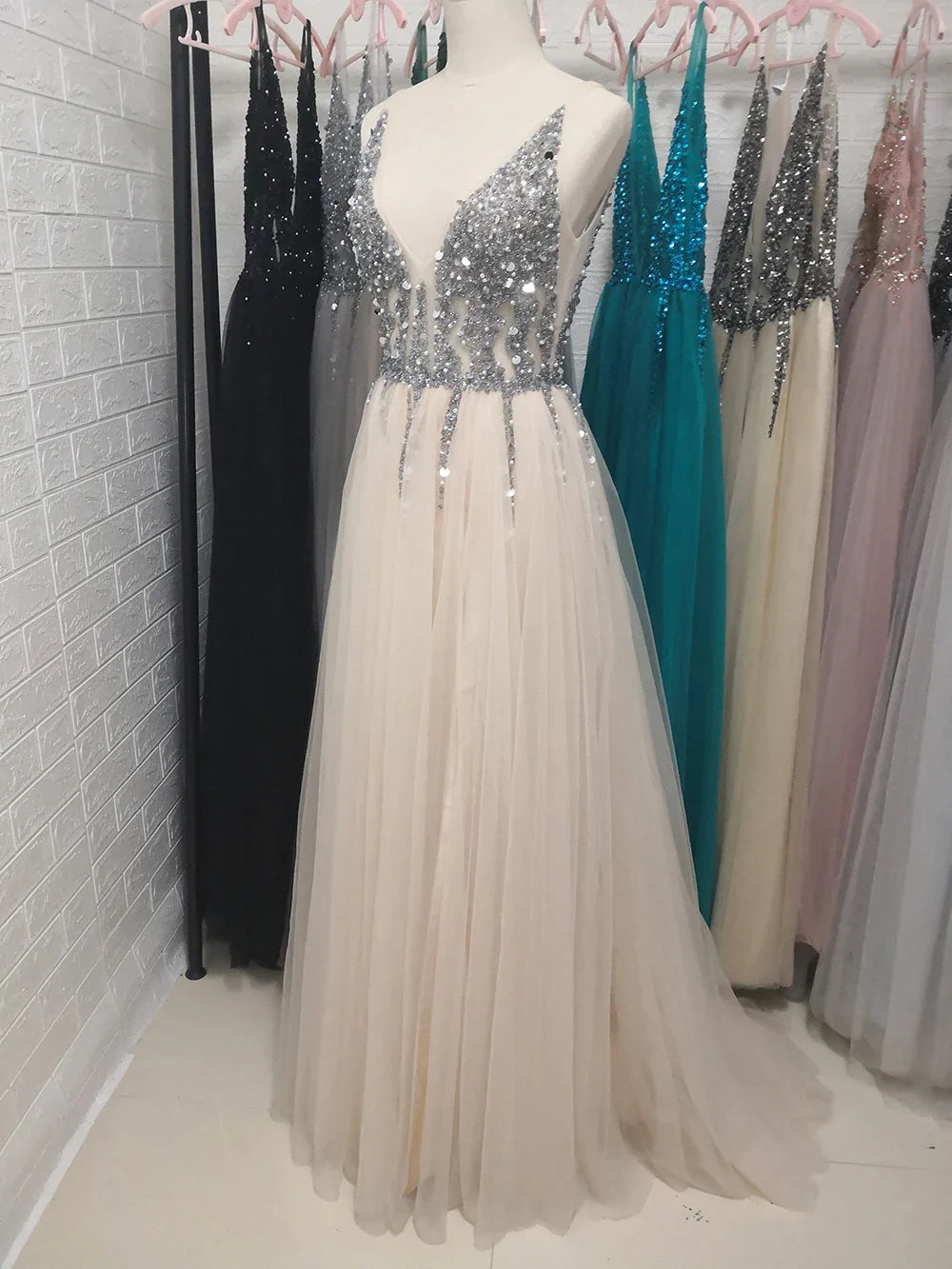 Beading Prom Dresses Long V Neck Light Gray High Split Tulle Sweep Train Sleeveless Evening Gown A-Line Backless Vestido De Champagne