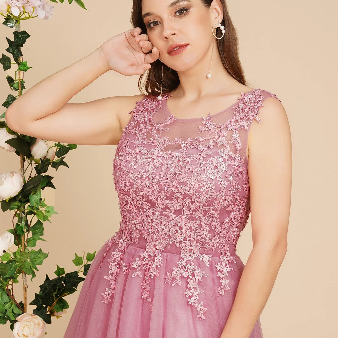 Short Homecoming Dress Illusion Neckline Sleeveless Floral Appqulies Evening Dress With Integrated Cup Chiffon Skirt