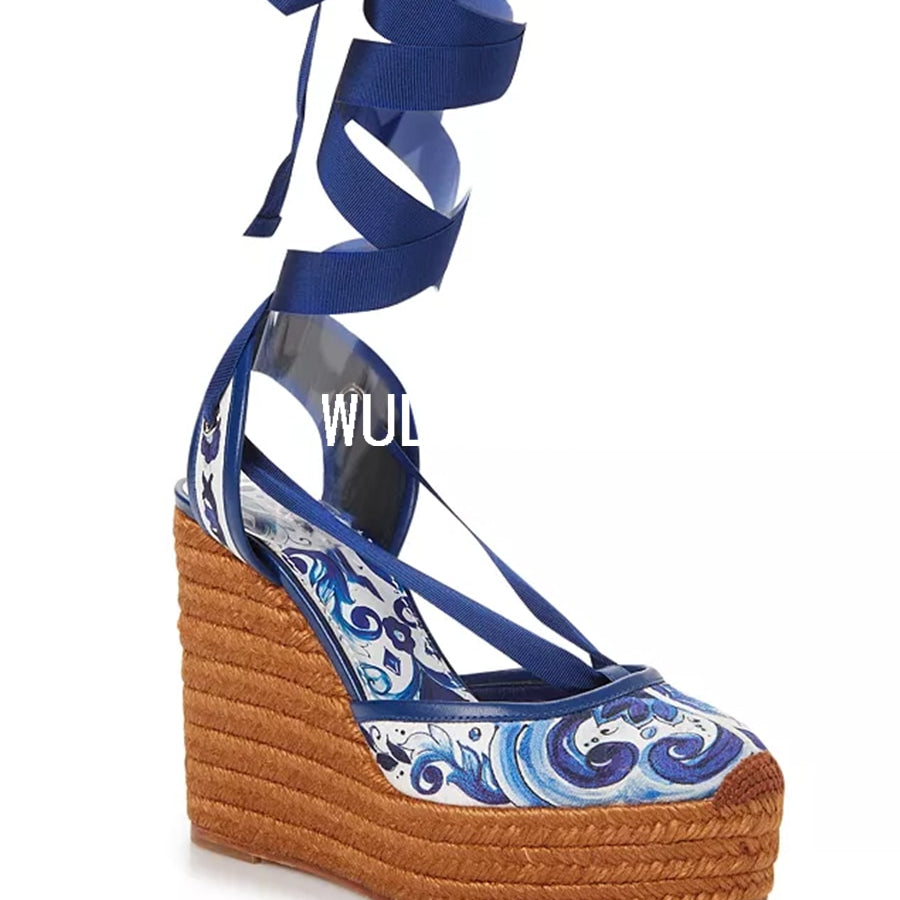 Женские плетеные босоножки на танкетке, сине-белые цветочные принты, соломенная обувь с граффити и бабочкой, полые туфли на высоком каблуке с лентой на щиколотке, повседневная обувь
